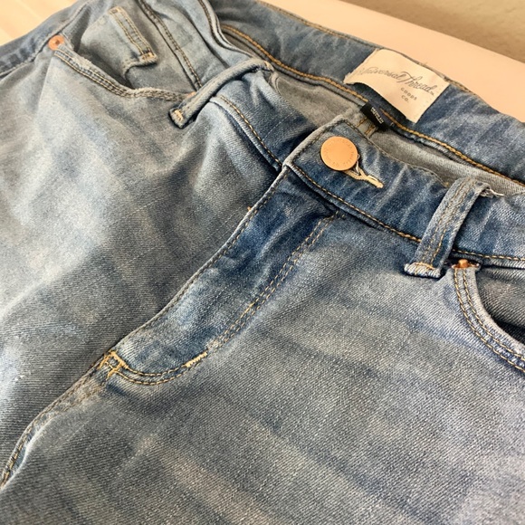 Mid-Rise Distressed Jeans w/ frayed ankle - Picture 4 of 7